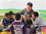學校集合昨晚沒聽到家長朗讀故事的孩子，由校長或老師朗讀給孩子們聽