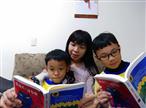 家長於家中為孩子朗讀